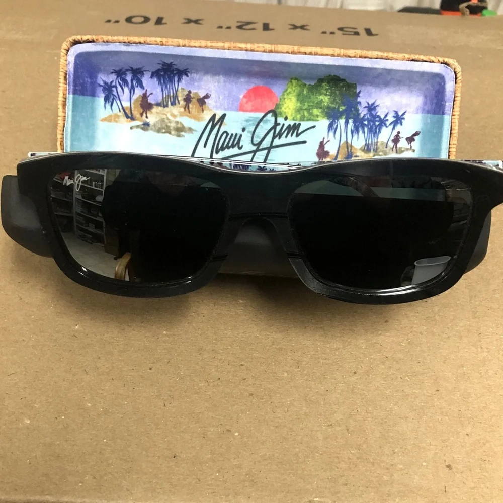 Maui Jim. Hula Blues. Sunglasses Case with Logo - Picture 2 of 4